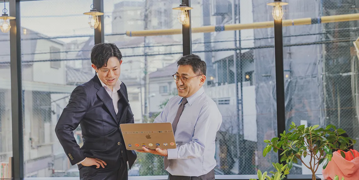 代表の清岡 城英とKenjiが会話をしている写真