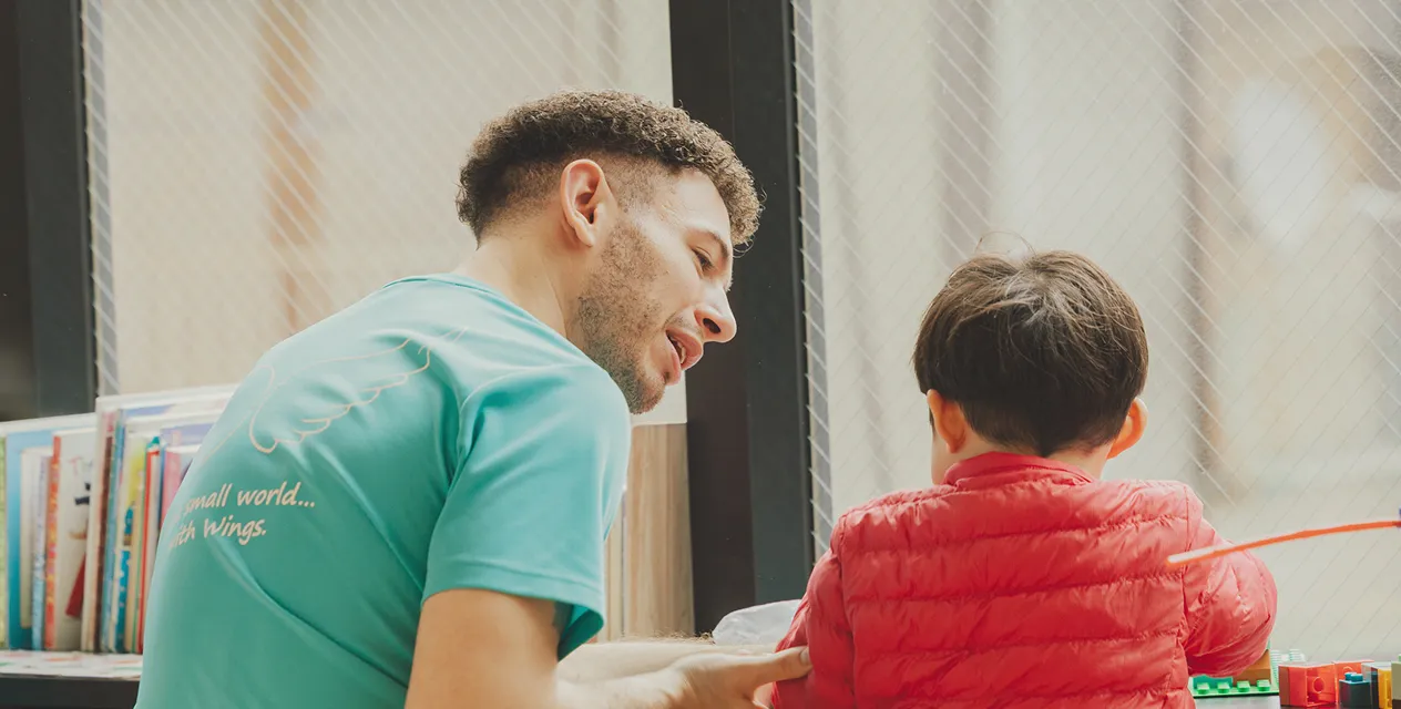 代表の清岡 城英とKenjiが会話をしている写真