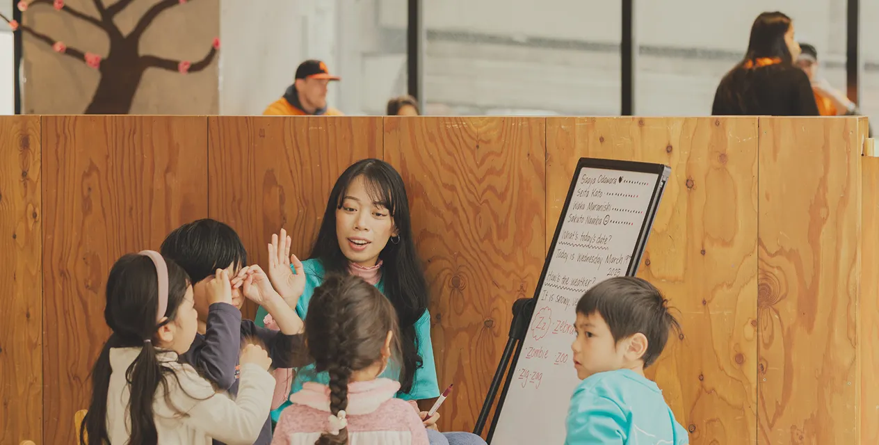 代表の清岡 城英とKenjiが会話をしている写真